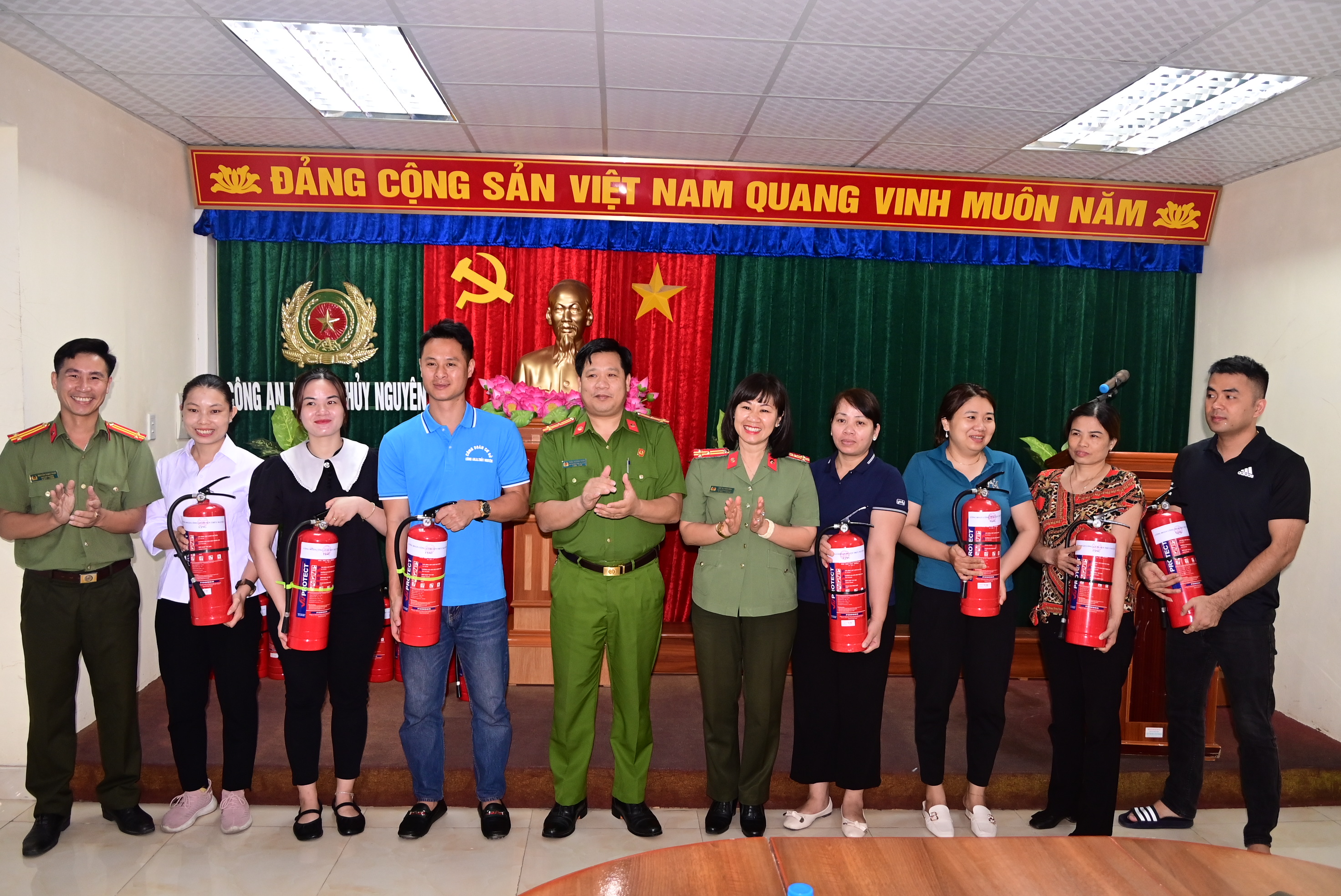 Công đoàn Công an huyện Thủy Nguyên: Trao tặng 28 bình chữa cháy cho cán bộ, đoàn viên và người lao động